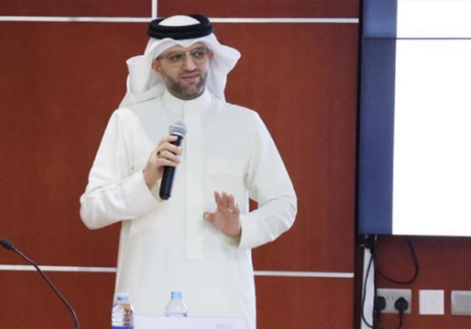 Legal Arbitrator and Lawyer Jaffer bin Yousif  Al-Jamri delivers lectures on the different types of prescription, defects of will in contracts